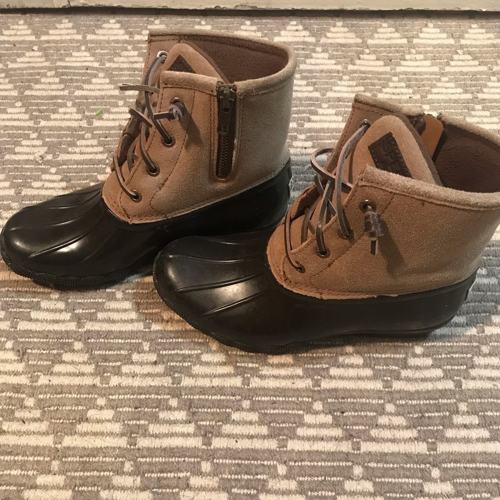 Size 6 women’s Sperry duck boots